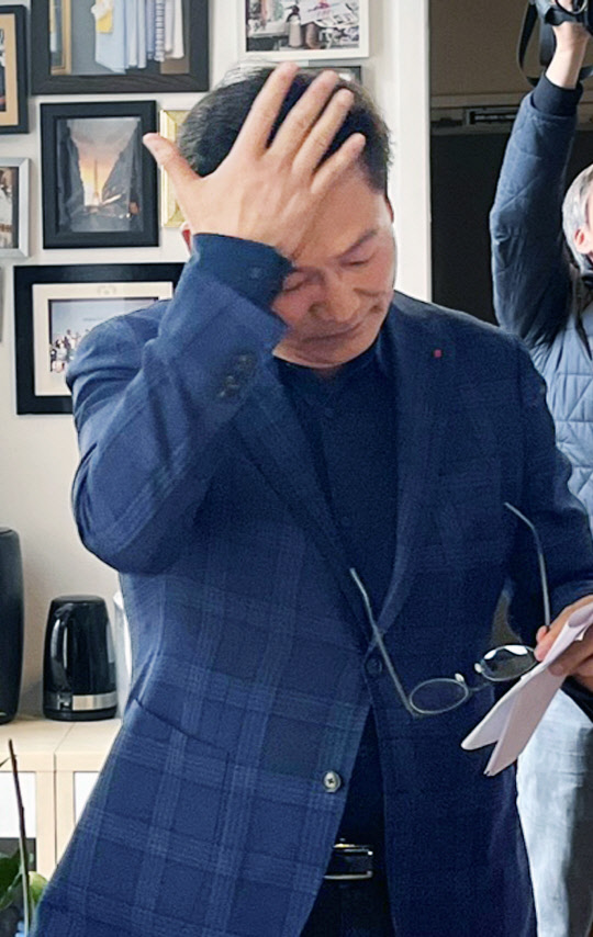 송영길 더불어민주당 전 대표가 지난 4월22일(현지시간) 프랑스 파리 3구 한 사무실에서 한국 특파원들과 만나 2021년 전당대회 돈 봉투 살포 의혹 관련 기자회견으로 입장을 밝히던 중 땀을 닦고 있다.<연합뉴스>